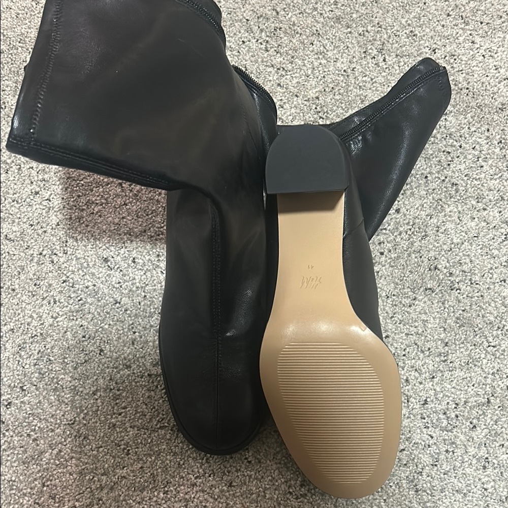Sleek Black Heeled Boots with Minimalist Design